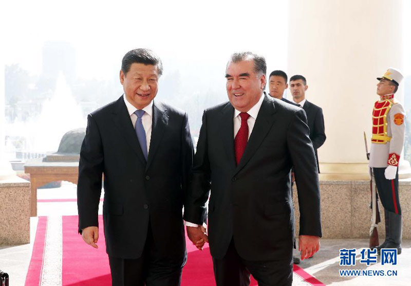 9月13日，國家主席習(xí)近平在杜尚別同塔吉克斯坦總統(tǒng)拉赫蒙舉行會談。 新華社記者黃敬文攝