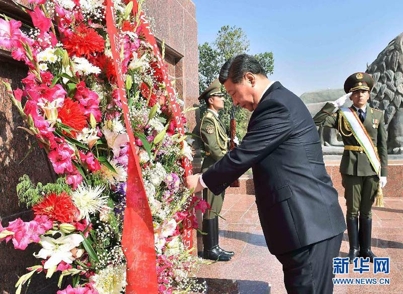 9月13日，國家主席習(xí)近平在杜尚別向塔吉克斯坦民族和解與復(fù)興紀(jì)念碑獻(xiàn)花圈。 新華社記者李濤攝