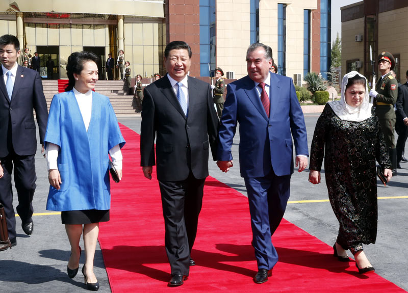9月14日，國家主席習近平結束對塔吉克斯坦的國事訪問，乘坐專機離開杜尚別。拉赫蒙總統(tǒng)夫婦專程到機場為習近平和夫人彭麗媛送行。新華社記者 鞠鵬 攝