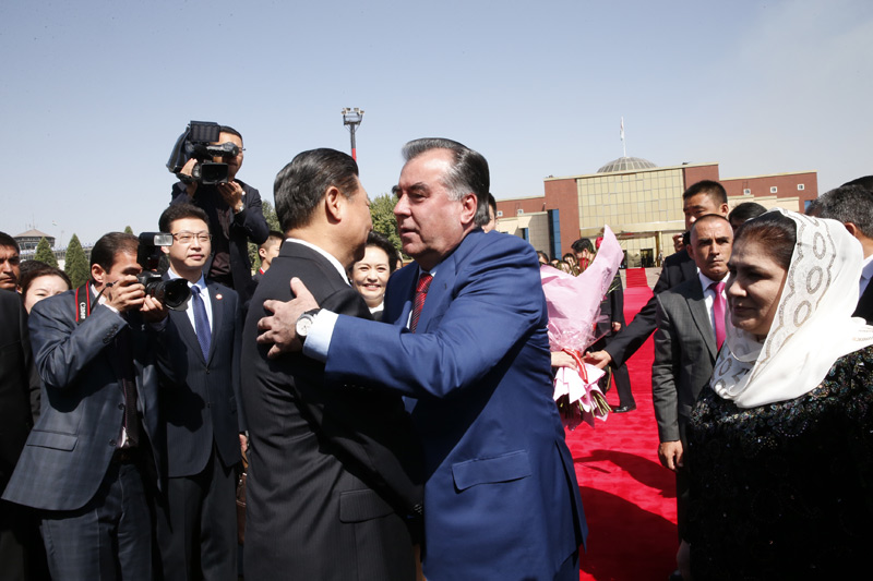 9月14日，國家主席習近平結束對塔吉克斯坦的國事訪問，乘坐專機離開杜尚別。拉赫蒙總統夫婦專程到機場為習近平和夫人彭麗媛送行。新華社記者 鞠鵬 攝