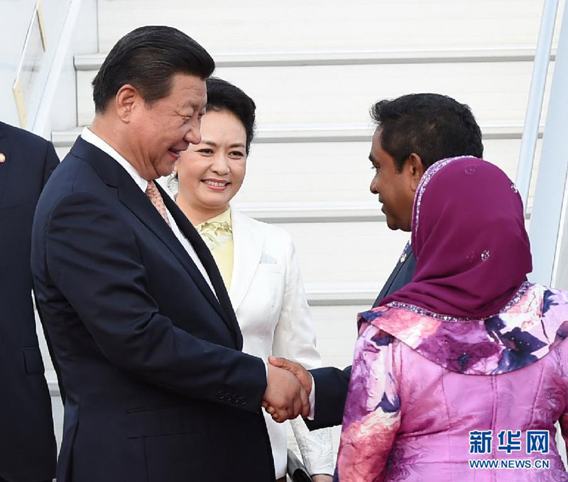9月14日，國家主席習(xí)近平抵達(dá)馬累，開始對馬爾代夫進(jìn)行國事訪問。習(xí)近平和夫人彭麗媛在機(jī)場受到馬爾代夫總統(tǒng)亞明夫婦的熱情迎接。新華社記者 馬佔(zhàn)成 攝