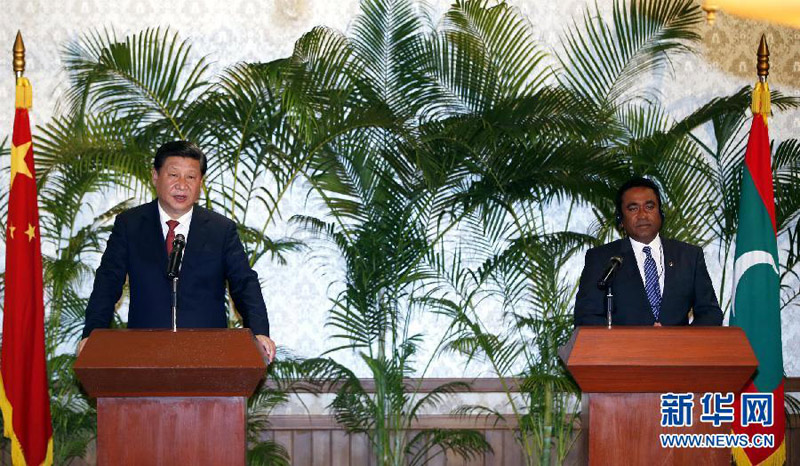 9月15日，國家主席習近平在馬累與馬爾代夫總統(tǒng)亞明共同會見記者。 新華社記者 鞠鵬 攝