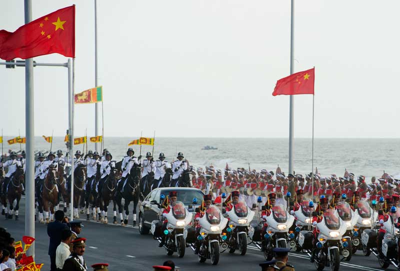 9月16日，斯裡蘭卡總統(tǒng)拉賈帕克薩在科倫坡為國(guó)家主席習(xí)近平舉行盛大歡迎儀式。這是習(xí)近平和夫人彭麗媛乘坐的專車在摩托車隊(duì)和騎兵隊(duì)護(hù)衛(wèi)下駛?cè)霘g迎儀式現(xiàn)場(chǎng)。新華社記者謝環(huán)馳攝