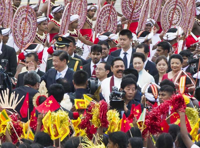 9月16日，國家主席習近平抵達科倫坡，開始對斯裡蘭卡進行國事訪問。在班達拉奈克國際機場，習近平和夫人彭麗媛受到拉賈帕克薩總統(tǒng)夫婦熱情迎接。新華社記者黃敬文攝