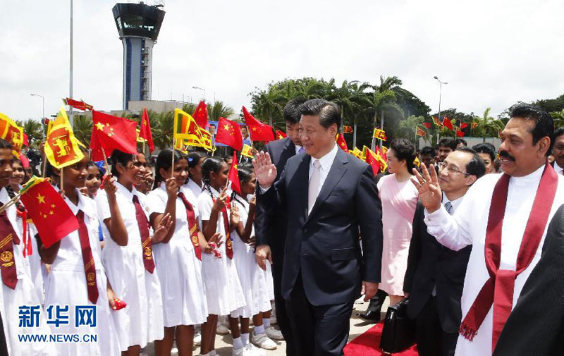 9月17日，國家主席習近平結(jié)束對斯裡蘭卡的國事訪問，啟程前往艾哈邁達巴德開始對印度進行國事訪問，斯裡蘭卡總統(tǒng)拉賈帕克薩專程到機場送行。新華社記者 鞠鵬 攝
