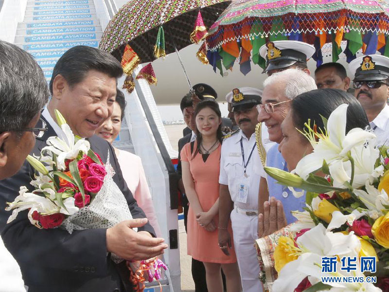 9月17日，國(guó)家主席習(xí)近平抵達(dá)古吉拉特邦艾哈邁達(dá)巴德市，開始對(duì)印度進(jìn)行國(guó)事訪問。 新華社記者 鞠鵬 攝