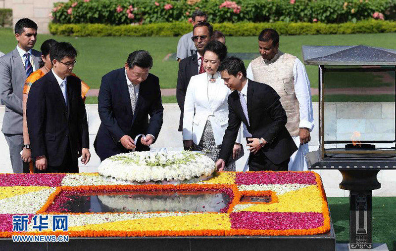 9月18日，國家主席習(xí)近平和夫人彭麗媛在新德裡向甘地墓敬獻(xiàn)花圈。 新華社記者 龐興雷 攝