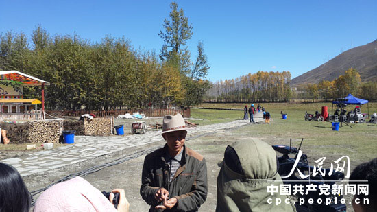 康定縣瓦澤鄉(xiāng)鄉(xiāng)長接受記者採訪。記者 萬世成攝