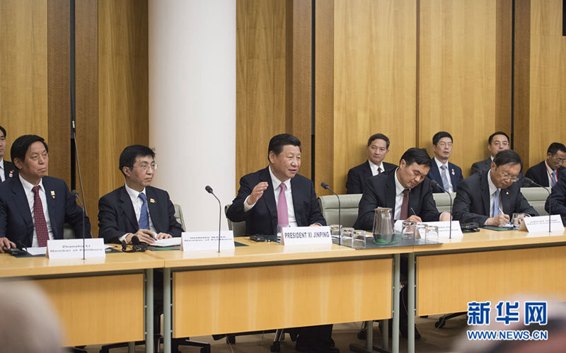 11月17日，國(guó)家主席習(xí)近平在堪培拉和澳大利亞總理阿博特共同出席第四屆中澳工商界首席執(zhí)行官圓桌會(huì)。這次會(huì)議是由澳大利亞企業(yè)領(lǐng)袖理事會(huì)和中國(guó)國(guó)家開(kāi)發(fā)銀行共同組織承辦的。新華社記者 謝環(huán)馳 攝