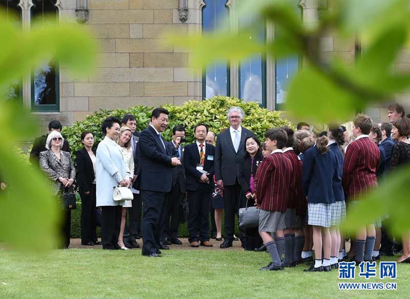11月18日，國家主席習近平在澳大利亞塔斯馬尼亞州與朗塞斯頓市斯科奇－歐克伯恩小學的小學生共同植樹。 新華社記者 馬佔成 攝
