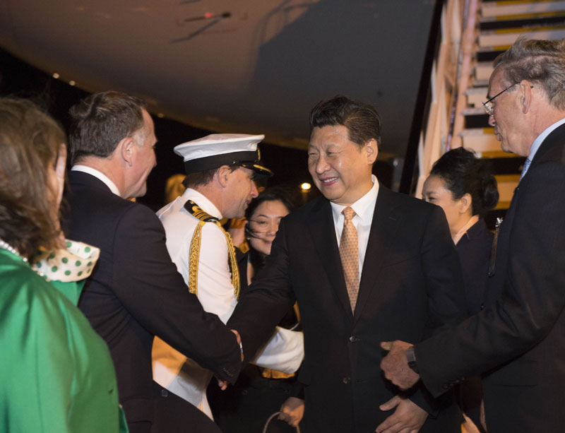 11月19日，國家主席習(xí)近平抵達(dá)奧克蘭，應(yīng)新西蘭總督邁特帕裡和總理約翰·基邀請，開始對新西蘭進(jìn)行國事訪問。這是在奧克蘭國際機(jī)場，習(xí)近平和夫人彭麗媛受到新西蘭總督代表沃克、總理約翰·基夫婦、奧克蘭市長布朗熱情迎接。新華社記者 李學(xué)仁 攝