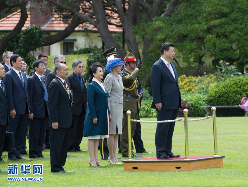 11月20日，中國國家主席習(xí)近平在惠靈頓總督府出席新西蘭總督邁特帕裡舉行的歡迎儀式。這是習(xí)近平和夫人彭麗媛與邁特帕裡總督夫婦在歡迎儀式上。新華社記者李學(xué)仁攝