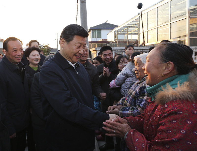 12月13日至14日，中共中央總書記、國家主席、中央軍委主席習(xí)近平在江蘇調(diào)研。這是13日下午，習(xí)近平在鎮(zhèn)江市丹徒區(qū)世業(yè)鎮(zhèn)永茂圩自然村調(diào)研時同村民親切握手交談。新華社記者 蘭紅光 攝