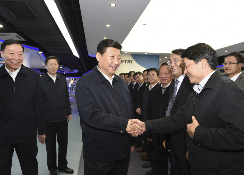 12月13日至14日，中共中央總書記、國家主席、中央軍委主席習(xí)近平在江蘇調(diào)研。這是13日，習(xí)近平在江蘇省產(chǎn)業(yè)技術(shù)研究院調(diào)研時(shí)同科研人員親切握手。新華社記者 李學(xué)仁 攝