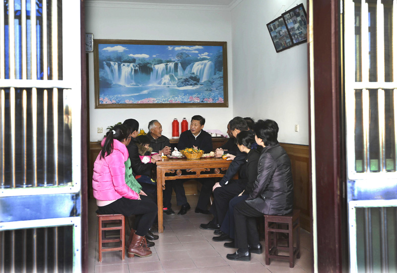 12月13日至14日，中共中央總書記、國家主席、中央軍委主席習(xí)近平在江蘇調(diào)研。這是13日下午，習(xí)近平在鎮(zhèn)江市丹徒區(qū)世業(yè)鎮(zhèn)永茂圩自然村調(diào)研時到村民洪家勇家中看望。新華社記者 蘭紅光 攝