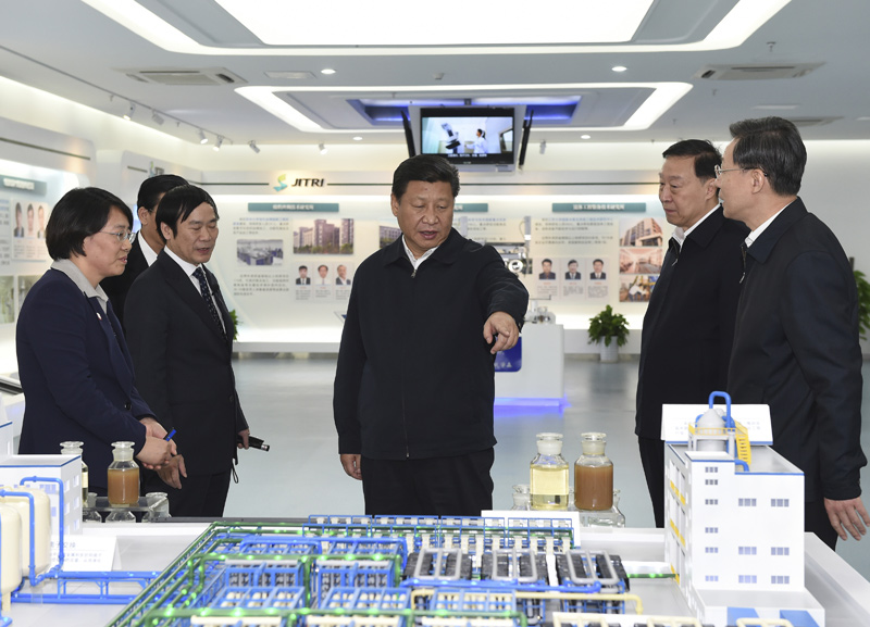 12月13日至14日，中共中央總書記、國家主席、中央軍委主席習近平在江蘇調(diào)研。這是13日，習近平在江蘇省產(chǎn)業(yè)技術(shù)研究院調(diào)研。新華社記者 李學仁 攝