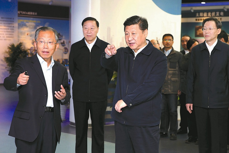 習近平在江蘇省產(chǎn)業(yè)技術研究院觀看成果演示，了解江蘇省推動科技體制改革和科技創(chuàng)新體系建設有關情況。 新華日報記者 於先雲(yún)攝