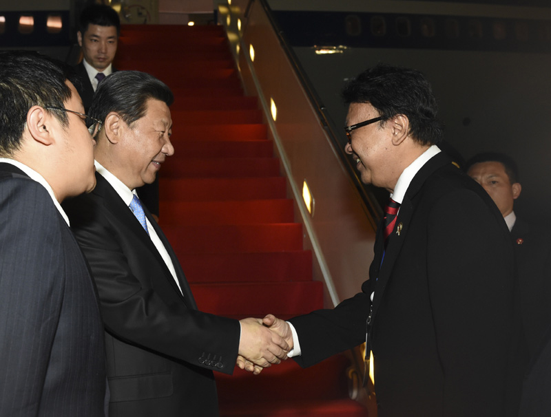 4月21日，國家主席習近平抵達印度尼西亞首都雅加達，應印度尼西亞共和國總統(tǒng)佐科邀請出席亞非領導人會議和萬隆會議60周年紀念活動。印度尼西亞內政部長庫莫羅和財政部長班邦代表印尼政府到機場迎接習近平主席一行。新華社記者 李學仁 攝