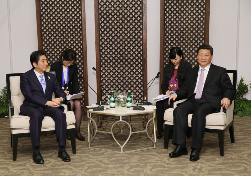 4月22日，國家主席習(xí)近平在雅加達(dá)應(yīng)約會(huì)見日本首相安倍晉三。新華社記者蘭紅光攝