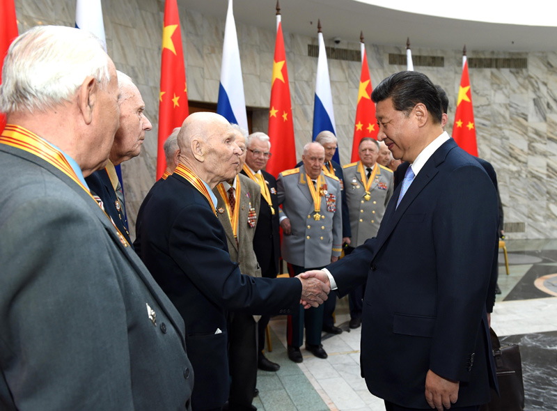 5月8日，國家主席習(xí)近平在莫斯科會見曾在中國東北抗日戰(zhàn)場上和衛(wèi)國戰(zhàn)爭中浴血奮戰(zhàn)的18名俄羅斯老戰(zhàn)士代表。新華社記者張鐸攝