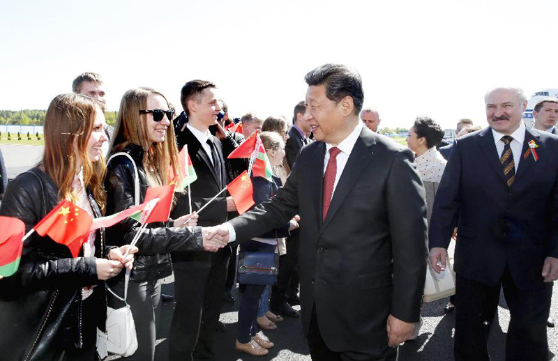 5月10日，國(guó)家主席習(xí)近平抵達(dá)白俄羅斯首都明斯克，開(kāi)始對(duì)白俄羅斯進(jìn)行國(guó)事訪問(wèn)。這是習(xí)近平和夫人彭麗媛在機(jī)場(chǎng)同前來(lái)歡迎的白俄羅斯青年親切握手。新華社記者 鞠鵬 攝