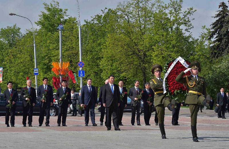 5月11日，國家主席習(xí)近平在明斯克向白俄羅斯勝利紀(jì)念碑敬獻(xiàn)花圈。 新華社記者 李濤 攝