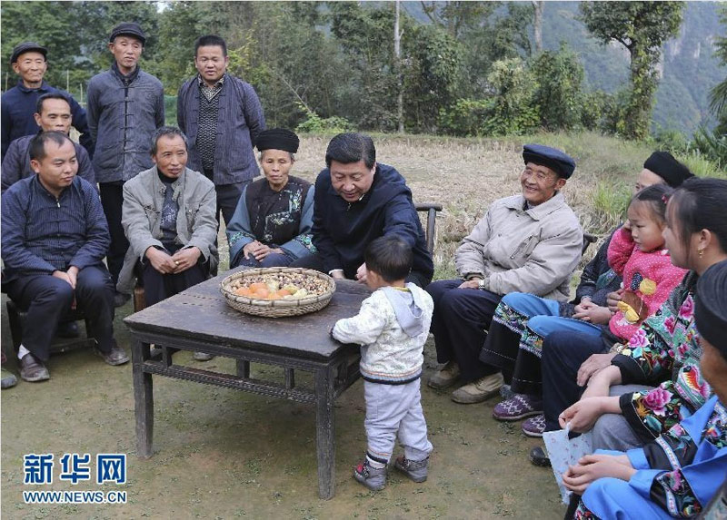 2013年11月3日至5日，習(xí)近平在湖南考察。這是3日下午，習(xí)近平在湘西土家族苗族自治州花垣縣排碧鄉(xiāng)十八洞村與村干部、村民座談時(shí)親切地給小朋友遞花生。新華社記者蘭紅光攝