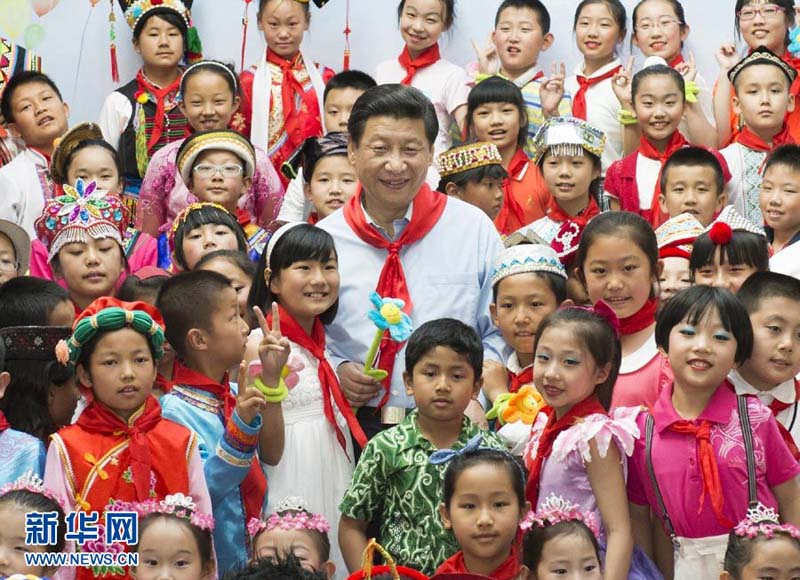 2013年5月29日，習(xí)近平在北京市少年宮參加“快樂(lè)童年放飛希望”主題隊(duì)日活動(dòng)。 這是習(xí)近平同孩子們合影。新華社記者李學(xué)仁攝