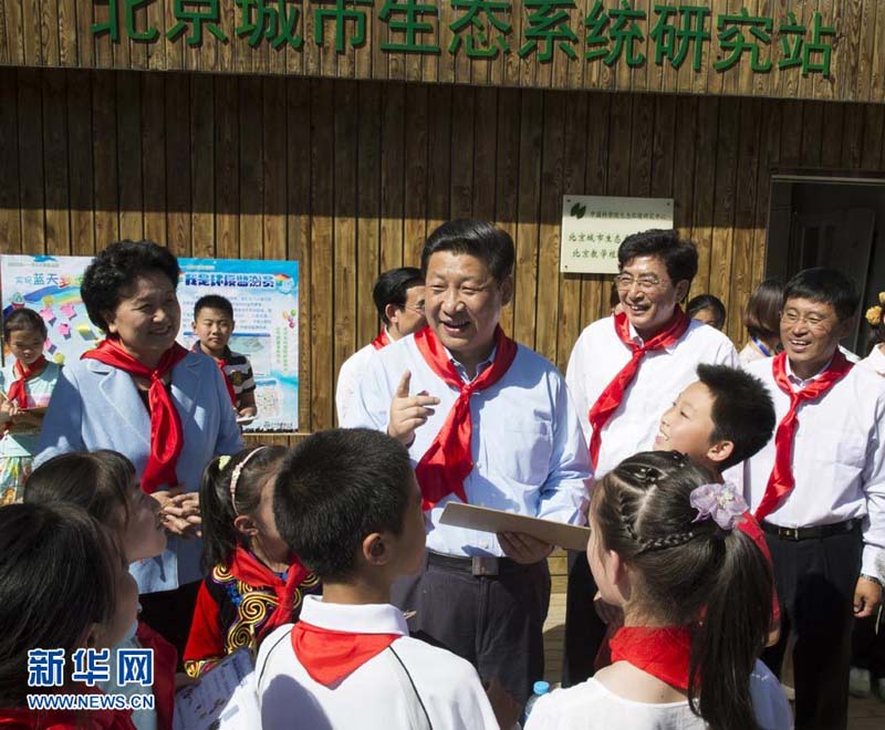 2013年5月29日，習(xí)近平在北京市少年宮參加“快樂(lè)童年放飛希望”主題隊(duì)日活動(dòng)。這是習(xí)近平在和孩子們談對(duì)環(huán)保的認(rèn)識(shí)和理解。 新華社記者李學(xué)仁攝