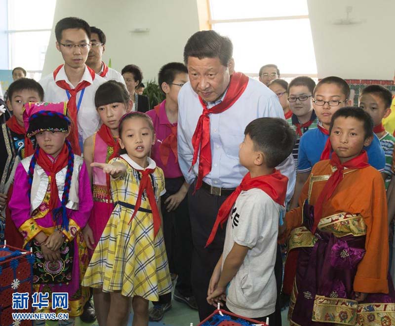 2013年5月29日，習(xí)近平在北京市少年宮參加“快樂童年放飛希望”主題隊日活動。這是習(xí)近平在察看孩子們進(jìn)行“美好家園創(chuàng)意搭建”的情況。 新華社記者李學(xué)仁攝