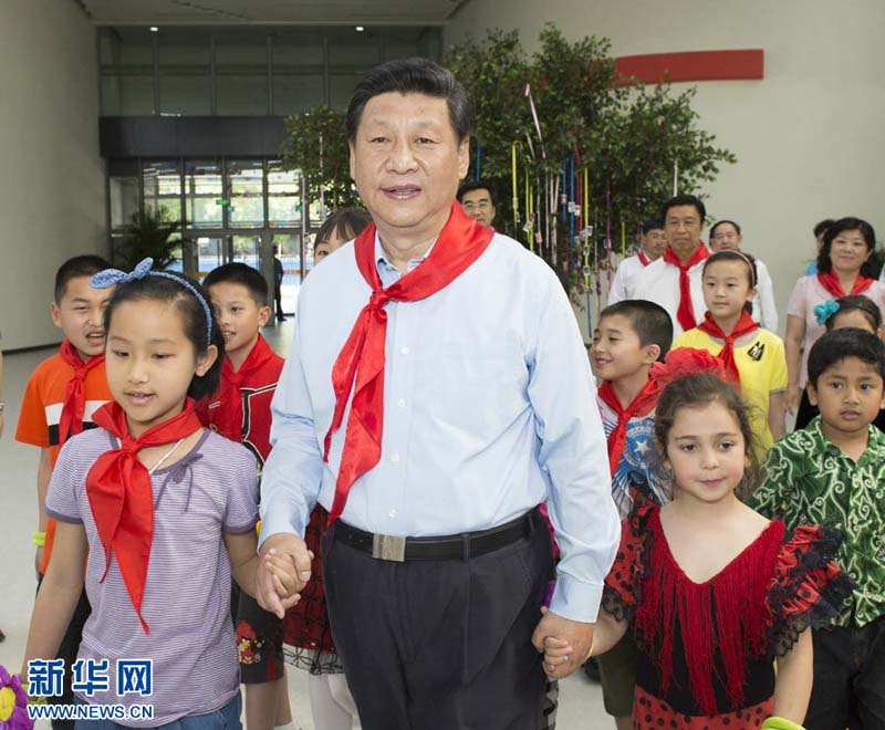 2013年5月29日，習(xí)近平在北京市少年宮參加“快樂童年放飛希望”主題隊日活動。這是習(xí)近平同孩子們在一起。 新華社記者李學(xué)仁攝