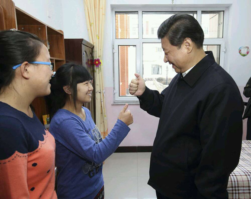 在福利院，習近平看望了聾啞女孩王雅妮和放假“回家”的大學生閆志淨，問學習，說志向，翻看手語書和相冊?？吹胶⒆觽兘】党砷L，他十分高興，祝願她們學業(yè)有成。小雅妮彎了彎大拇指，用啞語表示“謝謝”。習近平也伸出大拇指學：“是‘好’，彎一彎是‘謝謝’?！? ></a><br><center><font color='#000000'>在福利院，習近平看望了聾啞女孩王雅妮和放假“回家”的大學生閆志淨，問學習，說志向，翻看手語書和相冊?？吹胶⒆觽兘】党砷L，他十分高興，祝願她們學業(yè)有成。小雅妮彎了彎大拇指，用啞語表示“謝謝”。習近平也伸出大拇指學：“是‘好’，彎一彎是‘謝謝’。”</font></center></dd>
    <dt style=