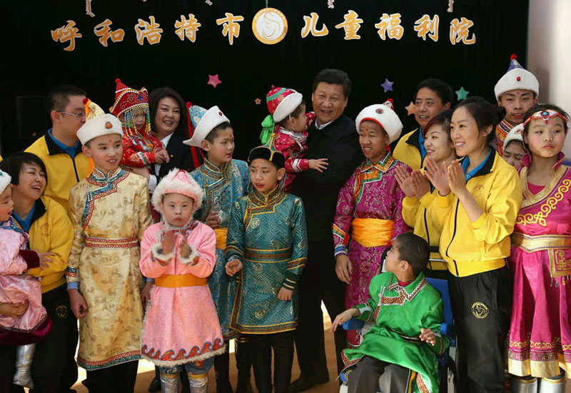 “我今年4 歲，是男孩”“我5歲……”在排練室，正在排練迎春節(jié)目的孤殘兒童們圍上來，紛紛向總書記自我介紹。習(xí)近平蹲下身來，疼愛地抱起一位小朋友?！案卸鞯男?，感謝有你……”孩子們邊做手勢，邊齊聲唱起《感恩的心》。歌聲悠揚(yáng)，不少人的眼眶濕潤了。習(xí)近平動(dòng)情地說，有一顆感恩的心很重要，所有的人都要有感恩的心。希望福利院的孩子和祖國其他孩子一樣健康生活、幸福成長。這是我們最大的願(yuàn)望。我向福利院所有職工致以新春祝福，你們很辛苦，做的事情積善積德，很有意義，黨和政府、人民都感謝你們。