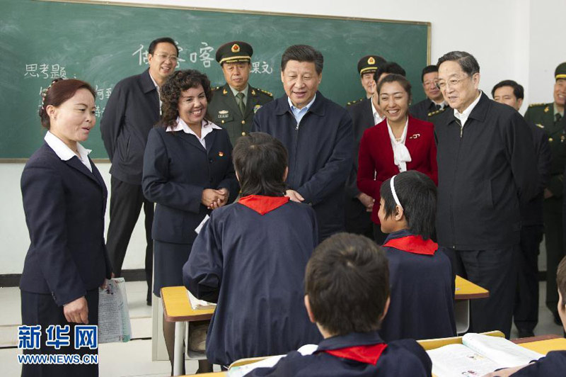 2014年4月27日至30日，習近平在新疆考察。這是4月28日上午，習近平在疏附縣托克扎克鎮(zhèn)中心小學與六年級一班的學生交談。新華社記者謝環(huán)馳攝