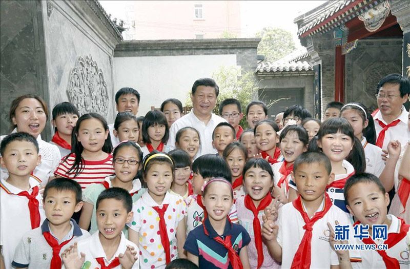 2014年5月30日上午，習近平來到北京市海澱區(qū)民族小學，參加慶祝“六一”國際兒童節(jié)活動。這是活動結束后，習近平與學校師生合影留念。新華社記者 鞠鵬 攝