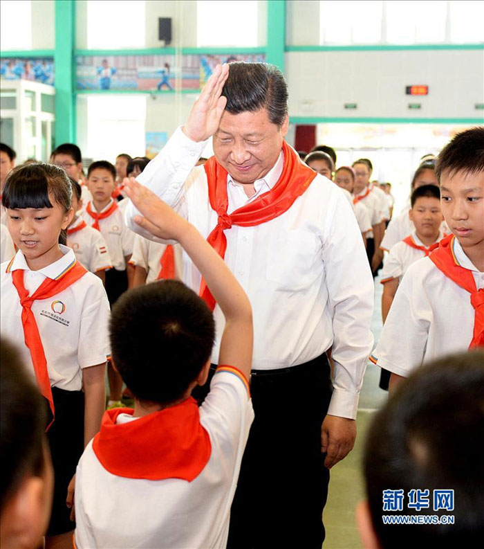 2014年5月30日上午，習(xí)近平來到北京市海澱區(qū)民族小學(xué)，參加慶祝“六一”國際兒童節(jié)活動(dòng)。這是習(xí)近平參加少先隊(duì)入隊(duì)儀式。新華社記者 李濤 攝