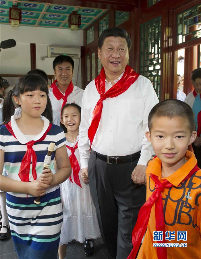 2014年5月30日上午，習(xí)近平來到北京市海澱區(qū)民族小學(xué)，參加慶?！傲弧眹H兒童節(jié)活動(dòng)。 新華社記者謝環(huán)馳 攝