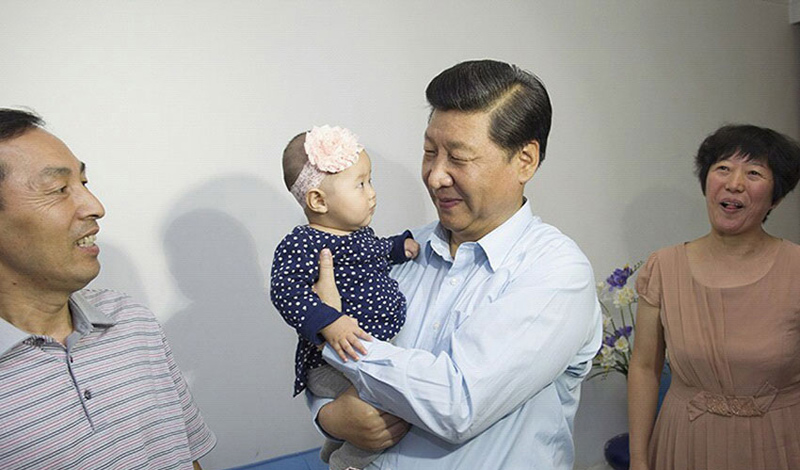 2013年8月28日至31日，習(xí)近平來到大連、沈陽等地，深入了解老工業(yè)基地調(diào)整改造和振興發(fā)展情況。習(xí)近平30日下午來到沈陽沈河區(qū)多福社區(qū)下崗再就業(yè)工人叢龍江家看望，關(guān)切詢問一家人的生活工作情況?？吹絽昌埥?個(gè)月大的孫女，他高興地把孩子抱起來。孩子十分乖巧，一雙眼睛充滿童真。習(xí)近平笑著說：“很可愛，很安靜。”他祝老叢一家生活幸福。