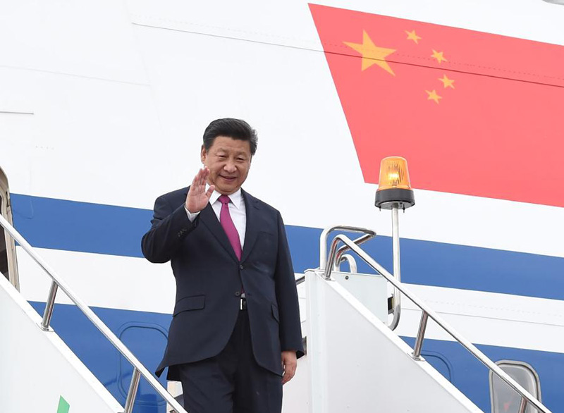 7月8日，國(guó)家主席習(xí)近平乘坐專機(jī)抵達(dá)烏法，應(yīng)俄羅斯聯(lián)邦總統(tǒng)普京邀請(qǐng)，出席金磚國(guó)家領(lǐng)導(dǎo)人第七次會(huì)晤和上海合作組織成員國(guó)元首理事會(huì)第十五次會(huì)議。新華社記者謝環(huán)馳攝 