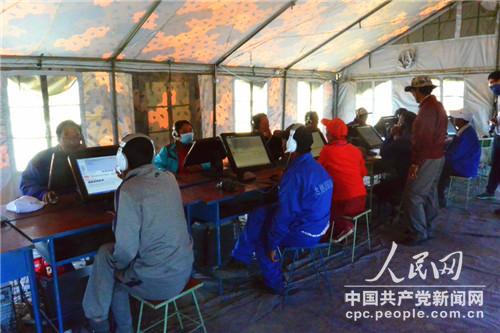 安置區(qū)開設(shè)了災(zāi)區(qū)群眾駕駛培訓(xùn)電教室（李源 攝）