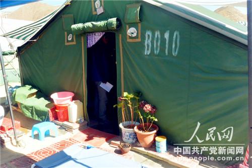 安置區(qū)內(nèi)一戶人家的帳篷外種植著花草（李源 攝）