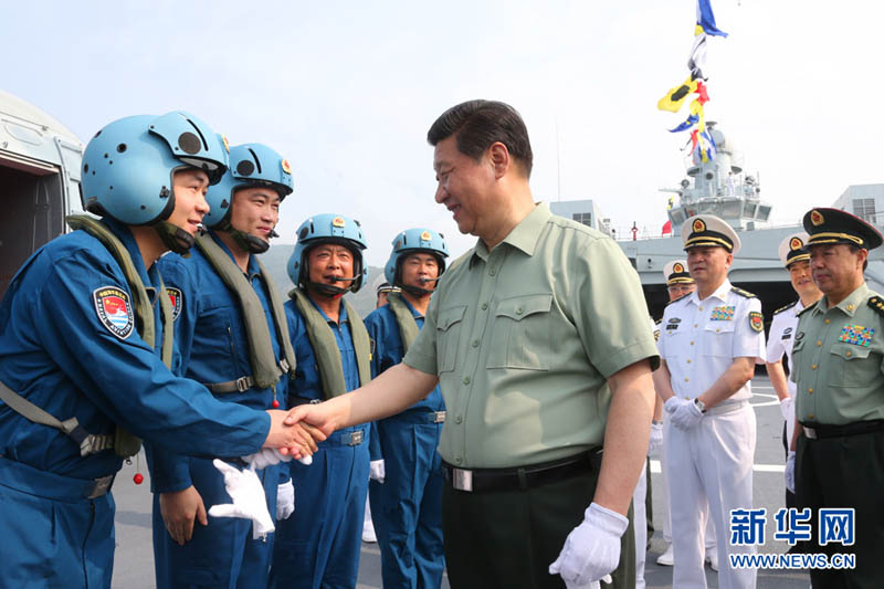 2013年4月9日，習(xí)近平在井岡山艦上與艦載直升機(jī)飛行員親切握手。李剛攝