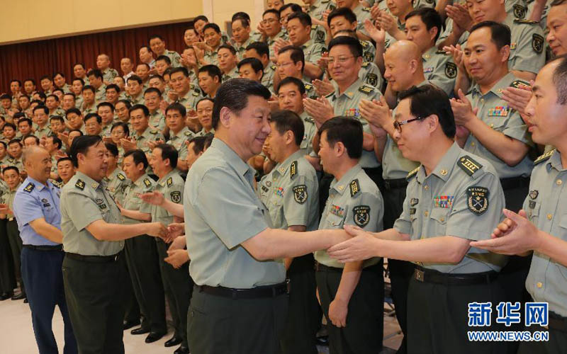 2013年7月29日，習(xí)近平親切接見北京軍區(qū)機關(guān)團以上干部。李剛攝