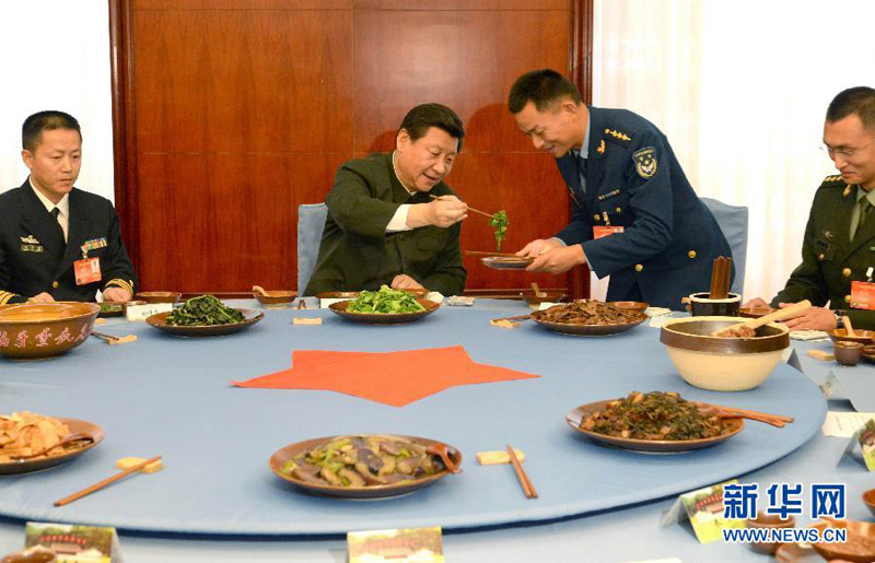 2014年10月31日，習(xí)近平同基層會議代表共進(jìn)午餐、吃“紅軍飯”。 李剛攝