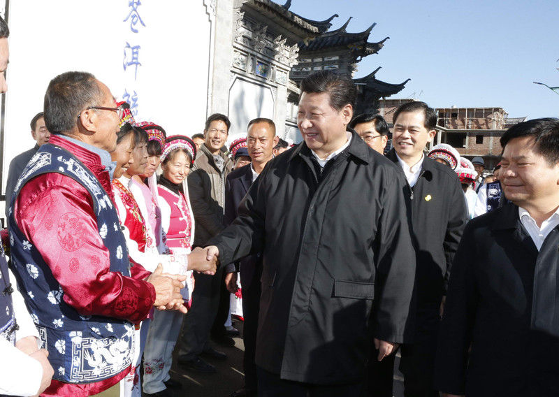 1月20日，習(xí)近平離開(kāi)大理白族自治州大理市灣橋鎮(zhèn)古生村時(shí)，同聞?dòng)嵍鴣?lái)的村民們握手。新華社記者 鞠鵬 攝