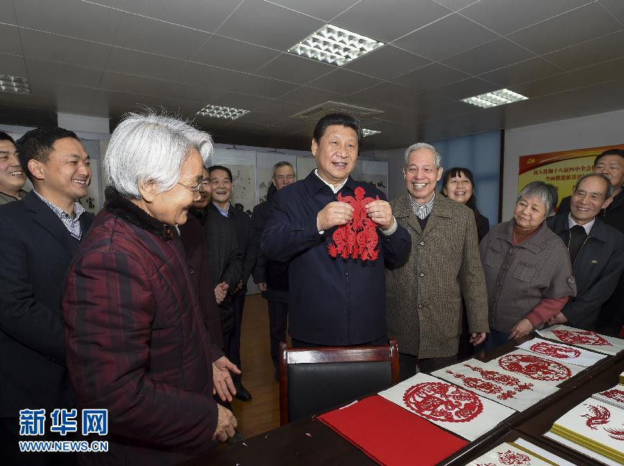 2月15日上午，習(xí)近平在西安市雁塔區(qū)電子城街道二〇五所社區(qū)服務(wù)中心，拿起一幅“三陽開泰”剪紙，祝願全國各族人民新春愉快、羊年大吉，生活喜氣洋洋，事業(yè)蒸蒸日上。新華社記者 李學(xué)仁 攝