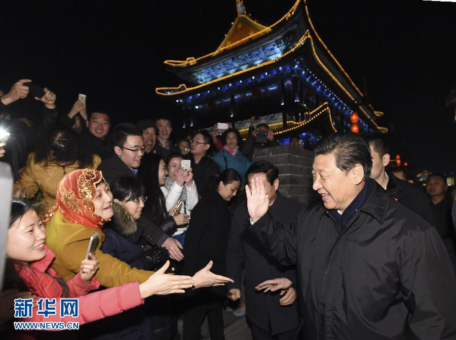 2月15日晚，習(xí)近平在西安古城牆，考察城牆保護(hù)狀況時，向群眾揮手致意，祝大家新春快樂。新華社記者 李學(xué)仁 攝