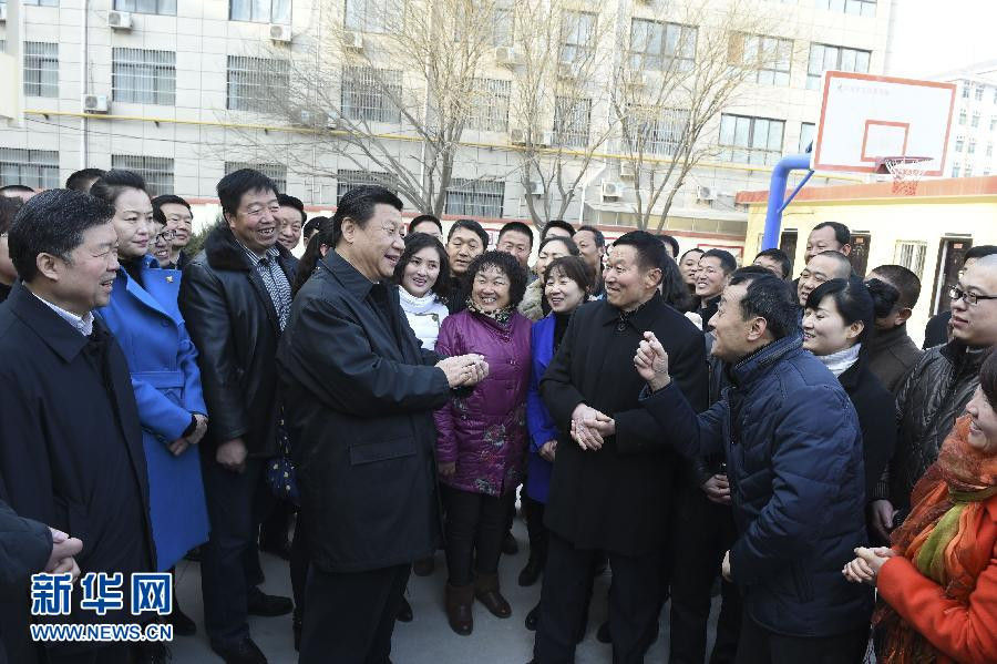 2月14日上午，習(xí)近平在延安市楊家?guī)X福州希望小學(xué)看望教職工后，同聞?dòng)嵹s來(lái)的附近群眾親切交流，關(guān)切詢問(wèn)他們年貨都辦好沒(méi)有，還有什麼困難。新華社記者 李學(xué)仁 攝