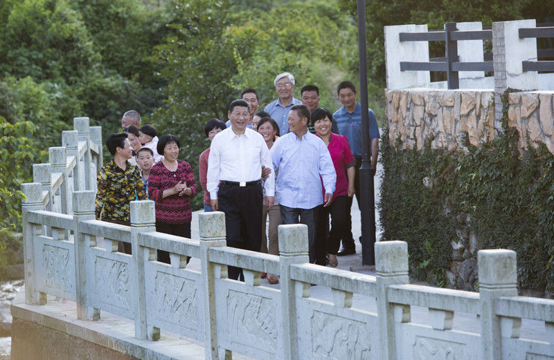 5月25日下午，習(xí)近平在舟山定海區(qū)干（覽加石旁）鎮(zhèn)新建社區(qū)視察。新華社記者 謝環(huán)馳 攝