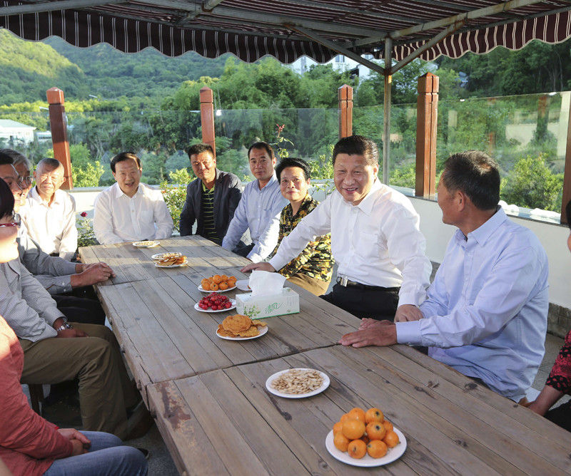 5月25日下午，習近平在舟山定海區(qū)干（覽加石旁）鎮(zhèn)新建社區(qū)村民袁其忠家中與村民代表座談。新華社記者 蘭紅光 攝